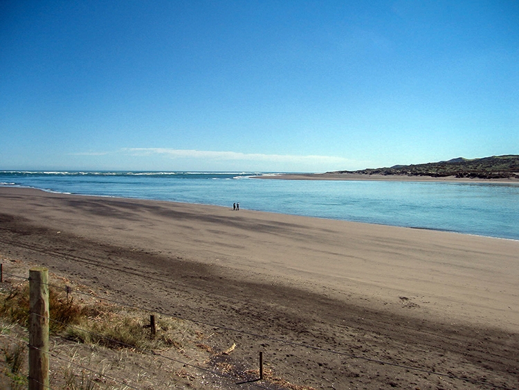 NZL WKO Raglan 2011SEPT10 WainamuBeach 005